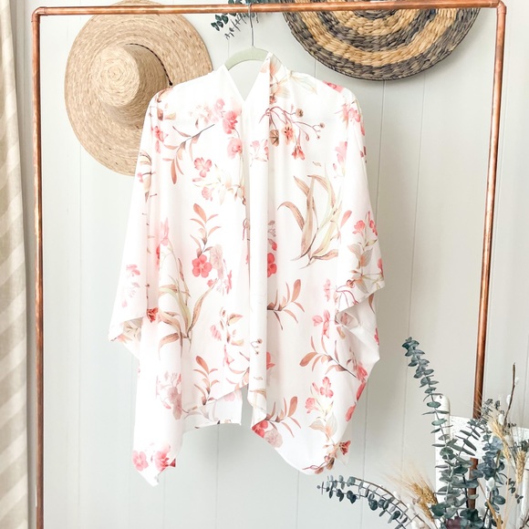 SOLD✨ Elegant Floral Swim Poncho - Picture 6 of 6